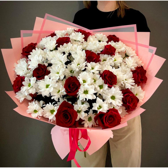 Арт. 0715. Букет-гигант 15 роз, 12 кустовых хризантем, оформление