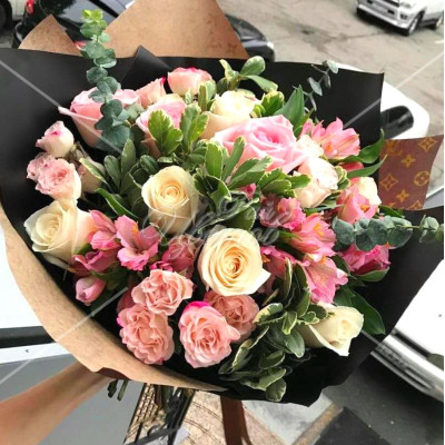 Арт. 0073. Роза 50см 9шт, куст.роза 3шт, альстромерия 3шт, питтоспорум 3, эвкалипт 1, крафт-бумага, атласная лента Арт. 0073. Роза 50см 9шт, куст.роза 3шт, альстромерия 3шт, питтоспорум 3, эвкалипт 1, крафт-бумага, атласная лента