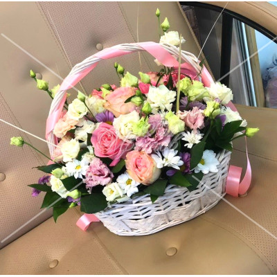 Арт. 0319. Роза 50см 9шт, эустома 7шт, куст.хризантема 4шт, корзина, атласная лента Арт. 0319. Роза 50см 9шт, эустома 7шт, куст.хризантема 4шт, корзина, атласная лента