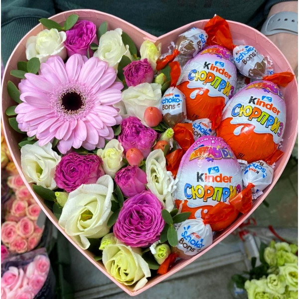 Арт. 0341. Гербера 1шт, эустома 2шт, куст. роза 1шт, гиперикум 1, эвкалипт 0,5, коробка в форме сердца размером "M", сладости Киндер Арт. 0341. Гербера 1шт, эустома 2шт, куст. роза 1шт, гиперикум 1, эвкалипт 0,5, коробка в форме сердца размером "M", сладости Киндер