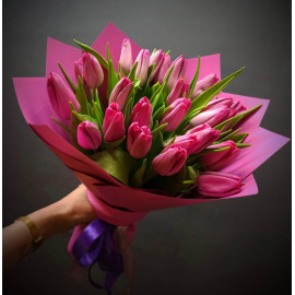 Тюльпаны голландские. Монобукет из розовых тюльпанов 25шт, матовая пленка, атласная лента